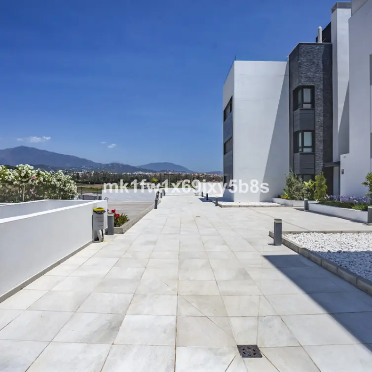 Alquiler a largo plazo de apartamento en planta media en Estepona