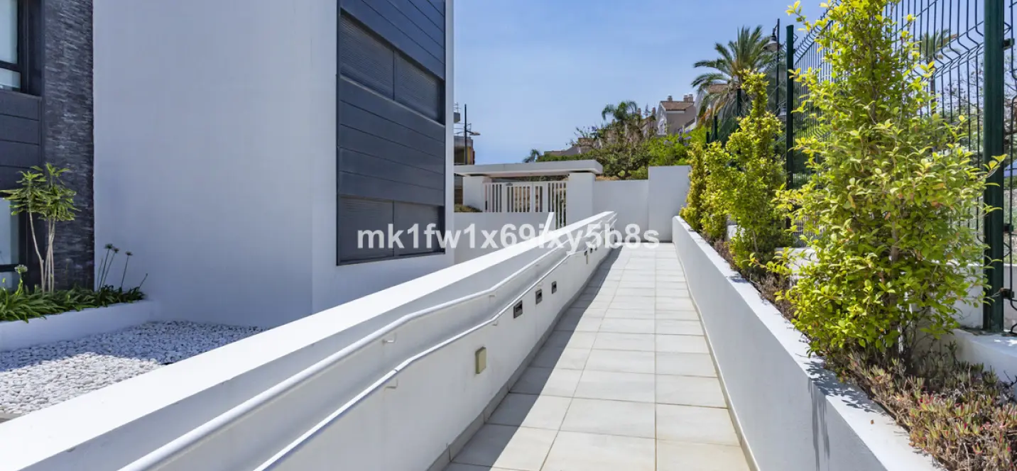 Alquiler a largo plazo de apartamento en planta media en Estepona 4