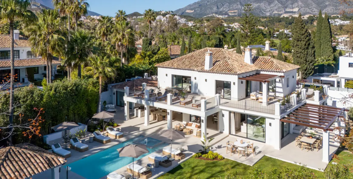 Venta de villa independiente en Nueva Andalucía 1