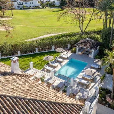 Venta de villa independiente en Nueva Andalucía