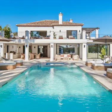 Venta de villa independiente en Nueva Andalucía