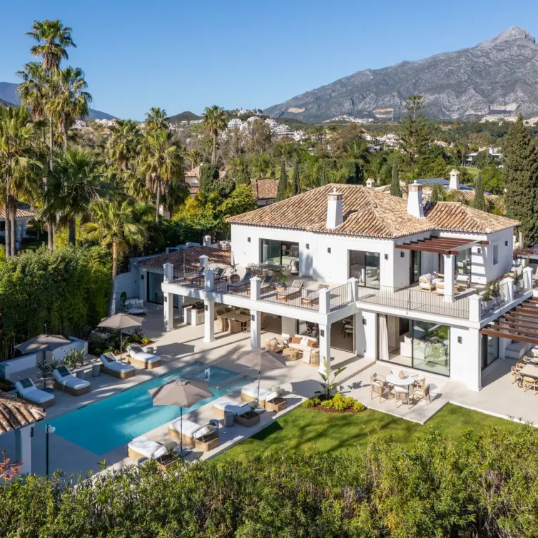 Sale of detached villa in Nueva Andalucía