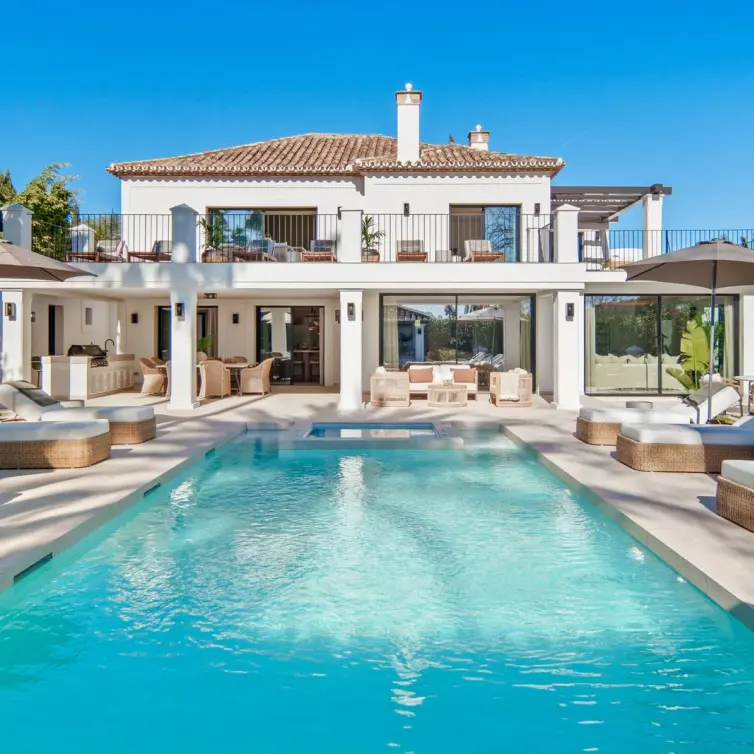 Sale of detached villa in Nueva Andalucía