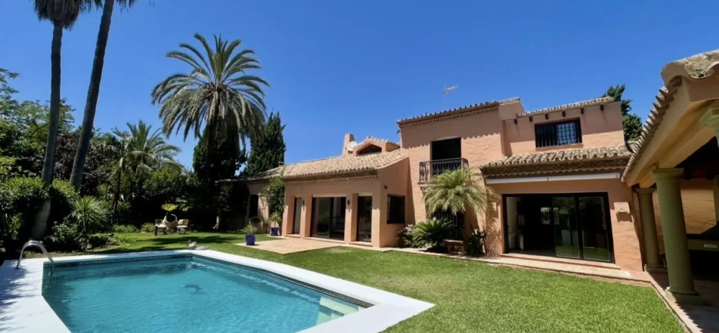 Long-term rent of detached villa in El Paraiso 0
