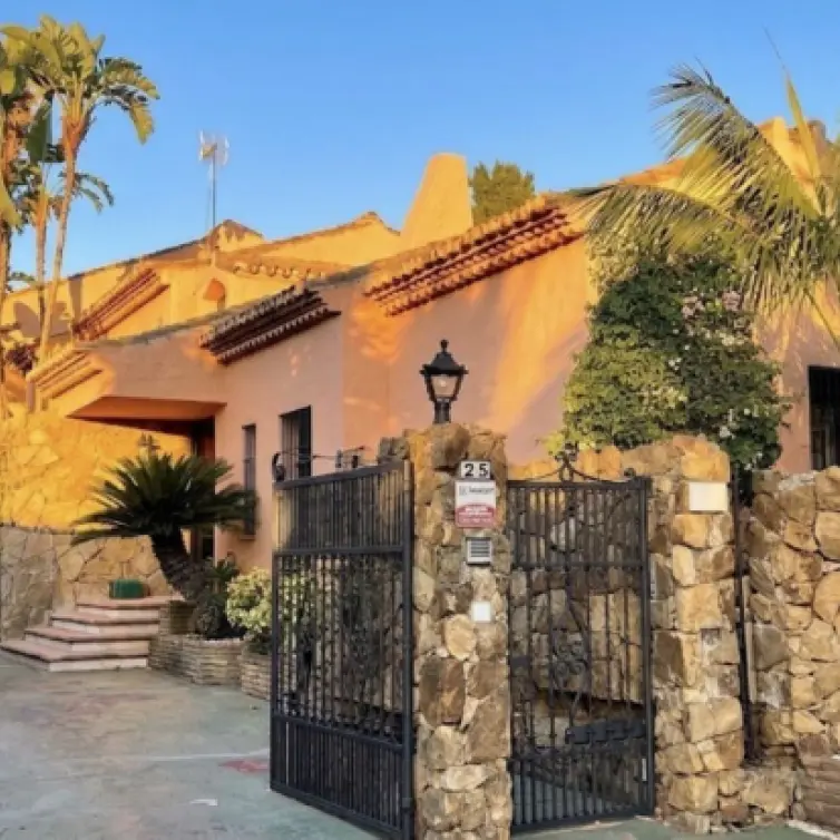 Long-term rent of detached villa in El Paraiso