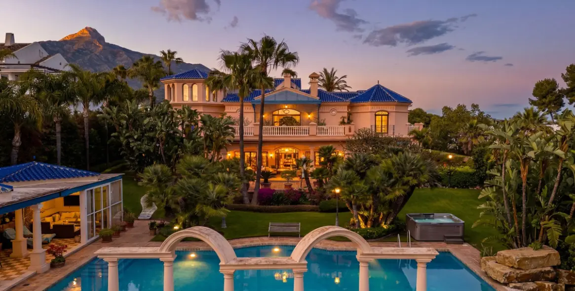 Venta de villa independiente en Nueva Andalucía 1
