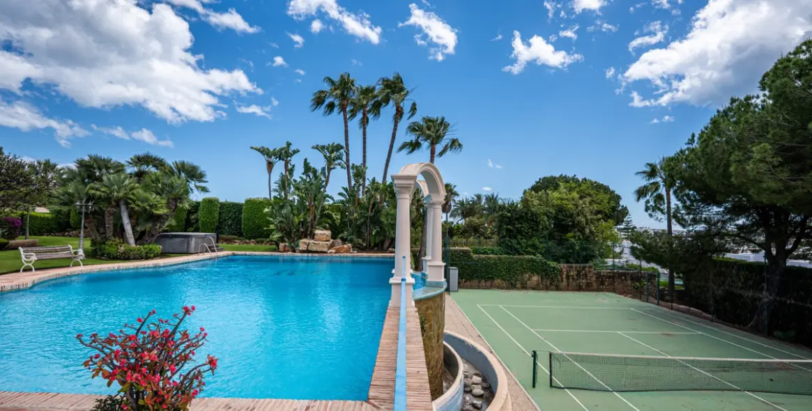 Venta de villa independiente en Nueva Andalucía 3