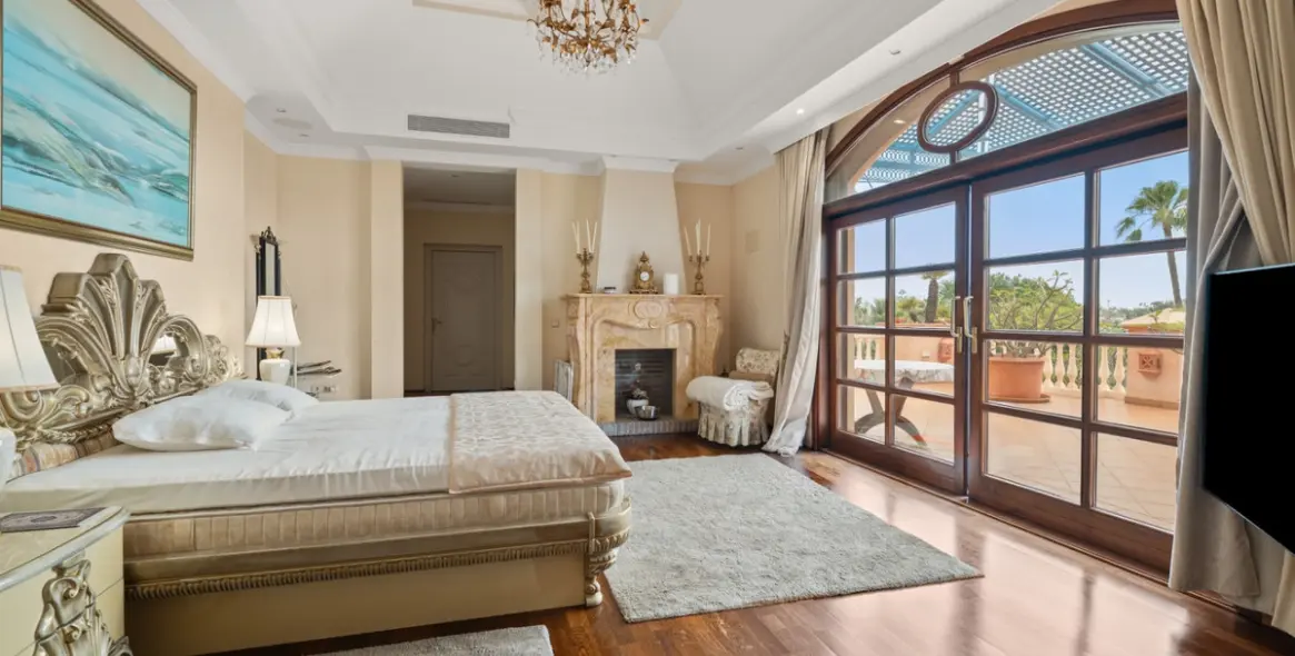 Venta de villa independiente en Nueva Andalucía 4