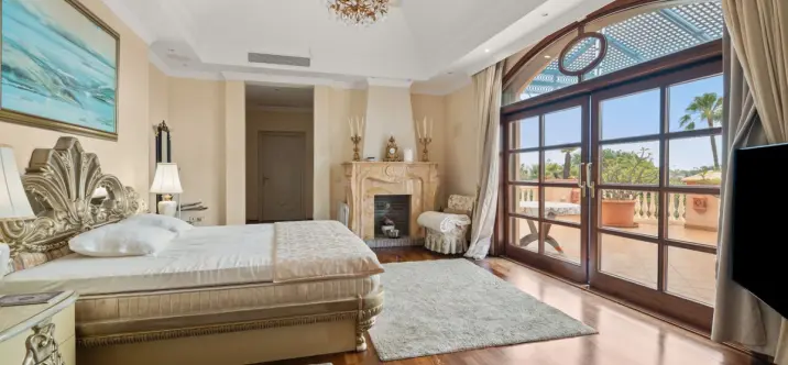 Venta de villa independiente en Nueva Andalucía 3