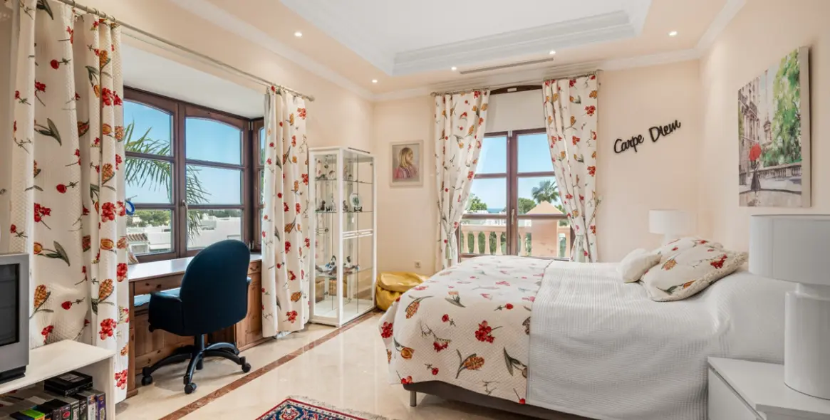 Venta de villa independiente en Nueva Andalucía 24