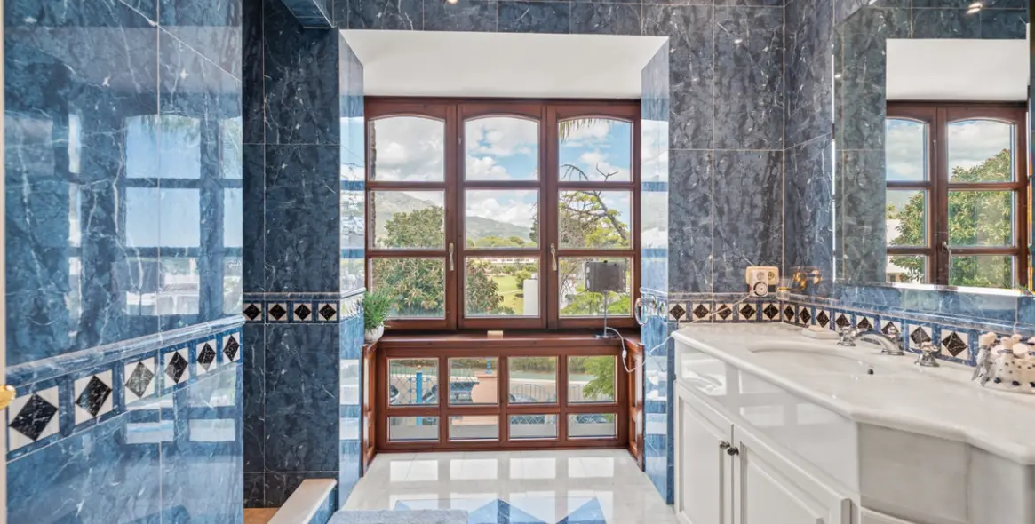 Venta de villa independiente en Nueva Andalucía 32