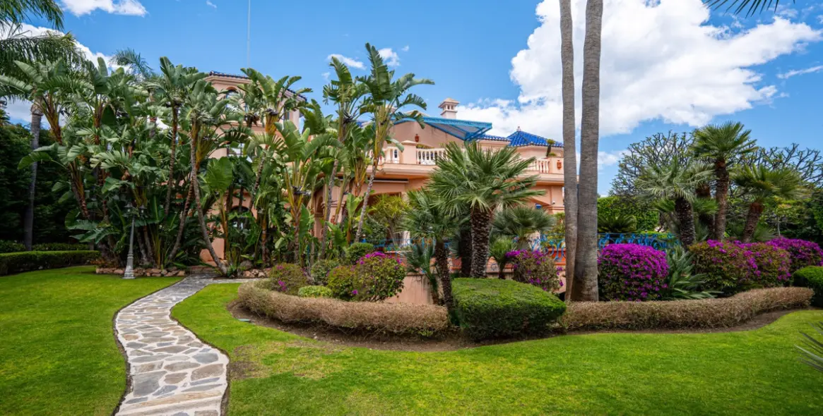 Venta de villa independiente en Nueva Andalucía 59