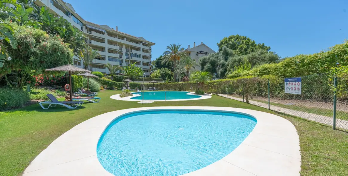 Venta de apartamento en planta baja en Guadalmina Alta 2