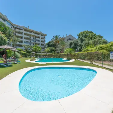 Venta de apartamento en planta baja en Guadalmina Alta