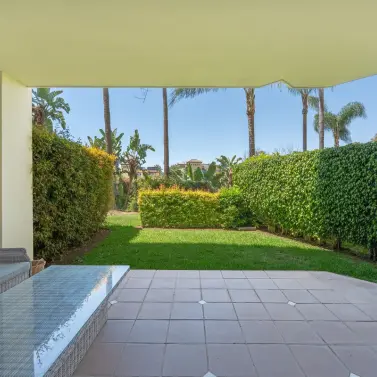 Venta de apartamento en planta baja en Guadalmina Alta