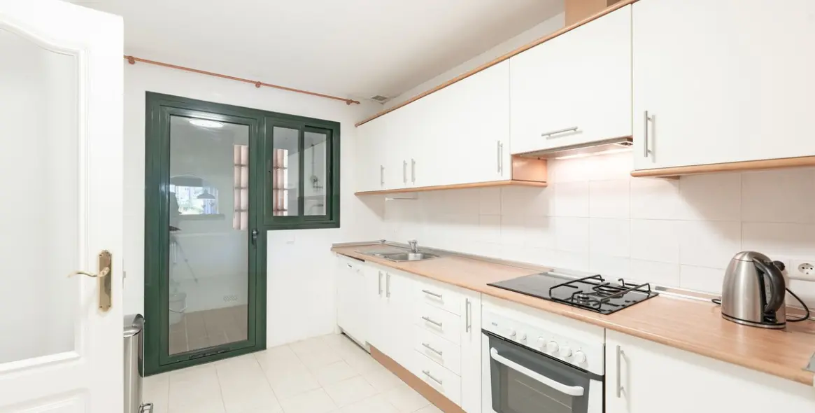 Venta de apartamento en planta baja en Guadalmina Alta 10