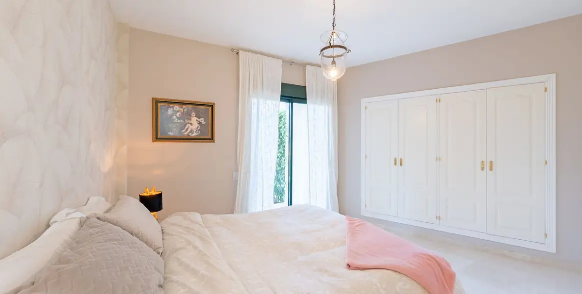 Venta de apartamento en planta baja en Guadalmina Alta 12