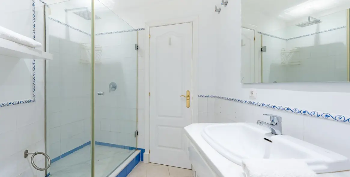 Venta de apartamento en planta baja en Guadalmina Alta 15