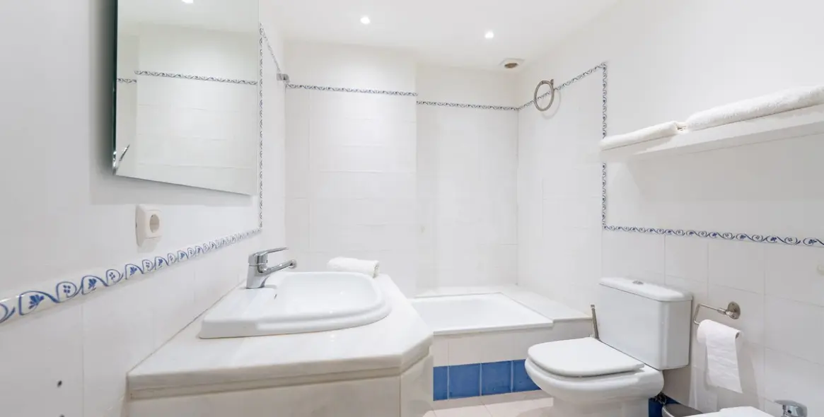 Venta de apartamento en planta baja en Guadalmina Alta 16