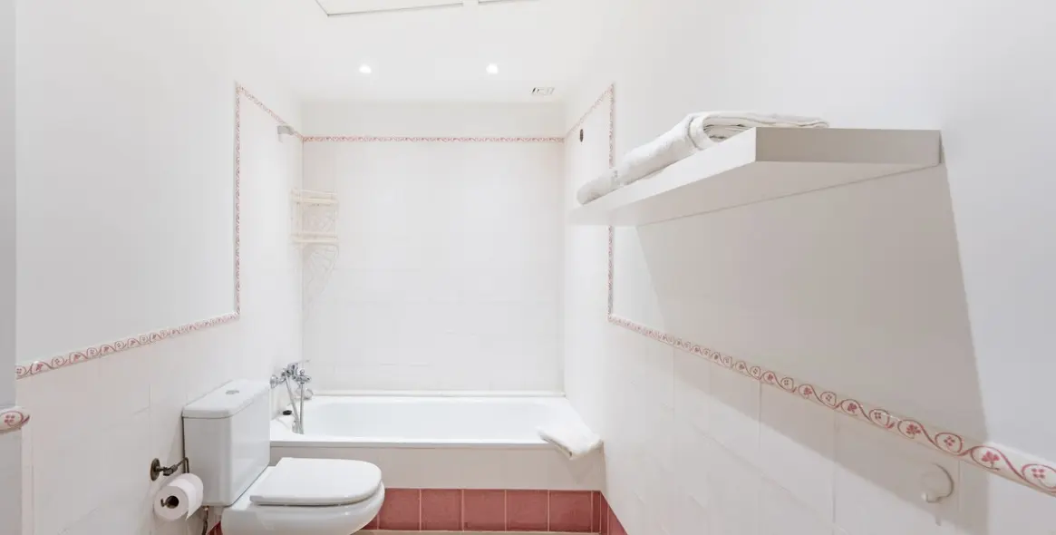 Venta de apartamento en planta baja en Guadalmina Alta 18