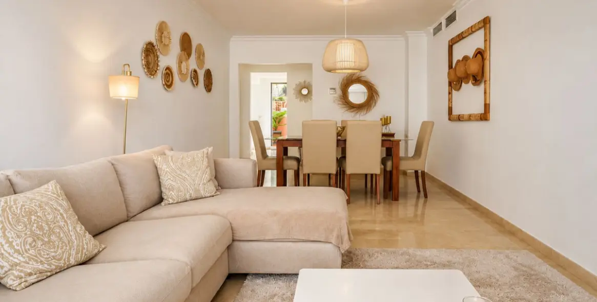 Venta de apartamento en planta media en Elviria 2