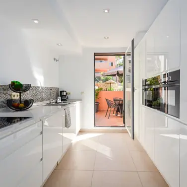 Venta de apartamento en planta media en Elviria
