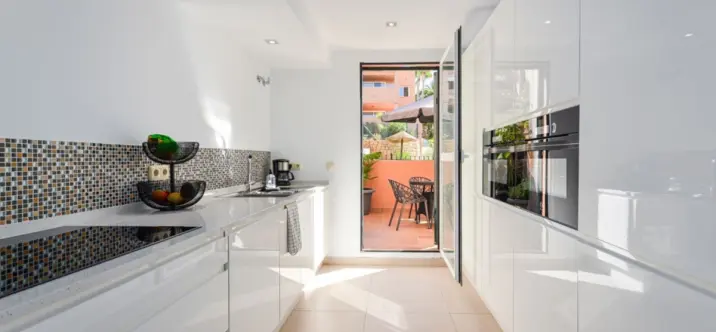 Venta de apartamento en planta media en Elviria 2
