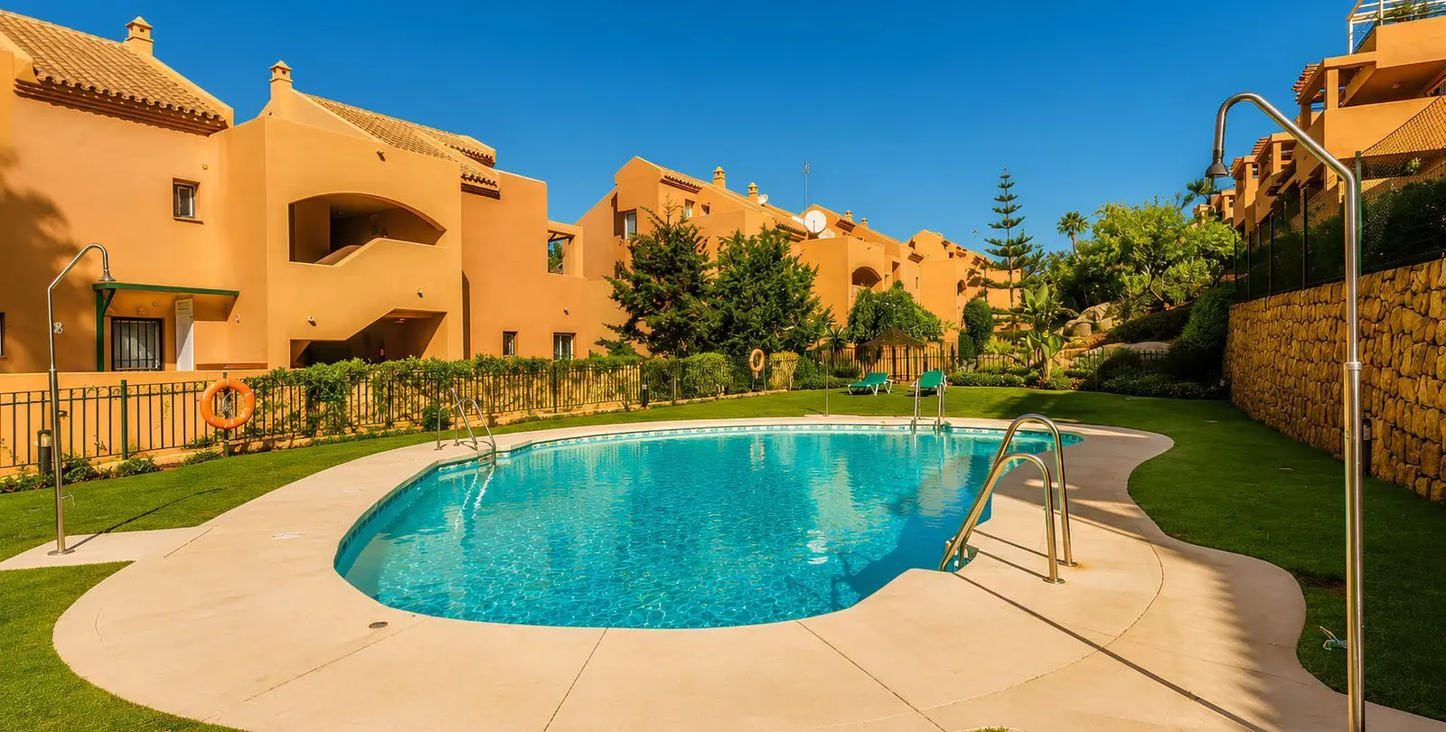 Sale of middle floor apartment in Elviria 1