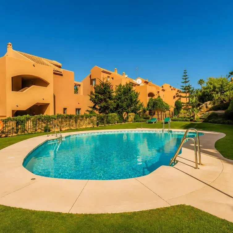 Sale of middle floor apartment in Elviria