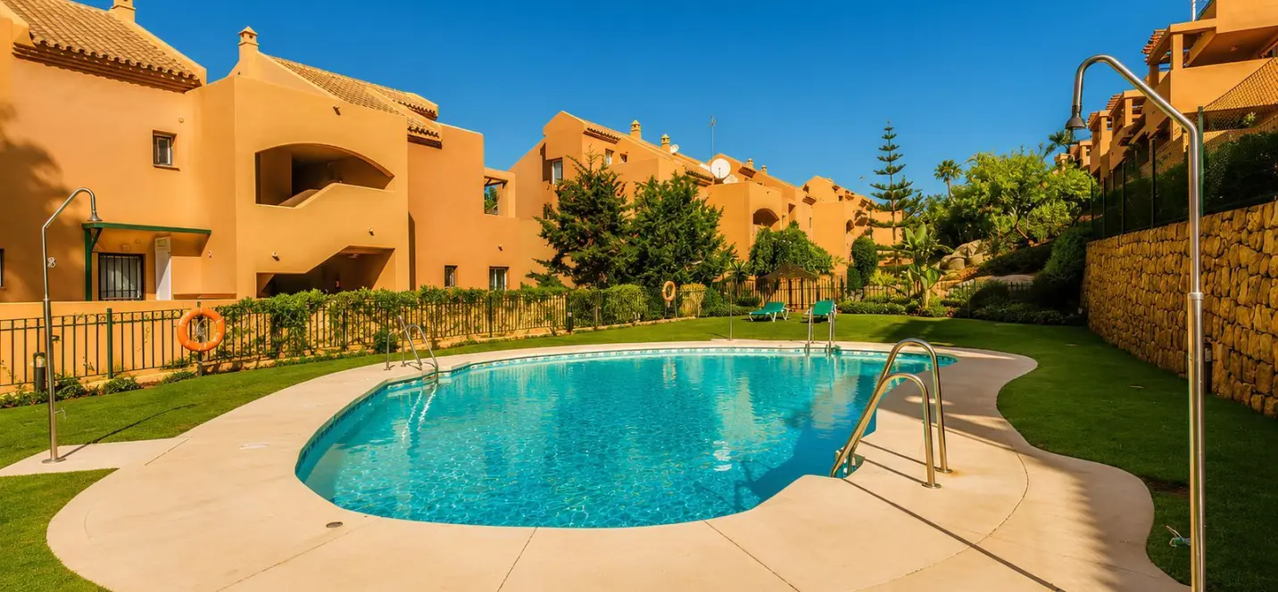 Sale of middle floor apartment in Elviria 0