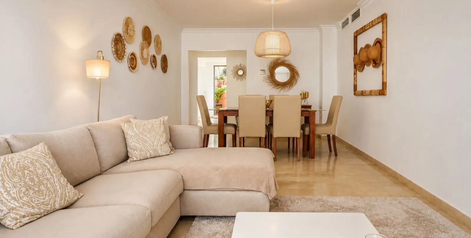Sale of middle floor apartment in Elviria 2
