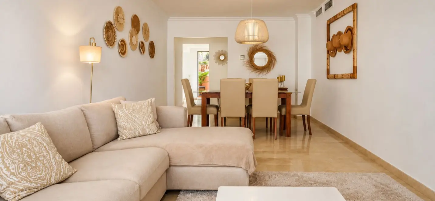 Sale of middle floor apartment in Elviria 1