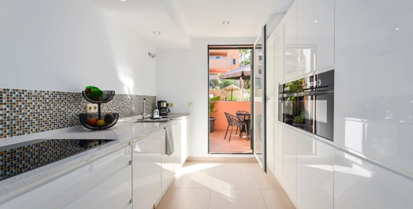 Sale of middle floor apartment in Elviria 3