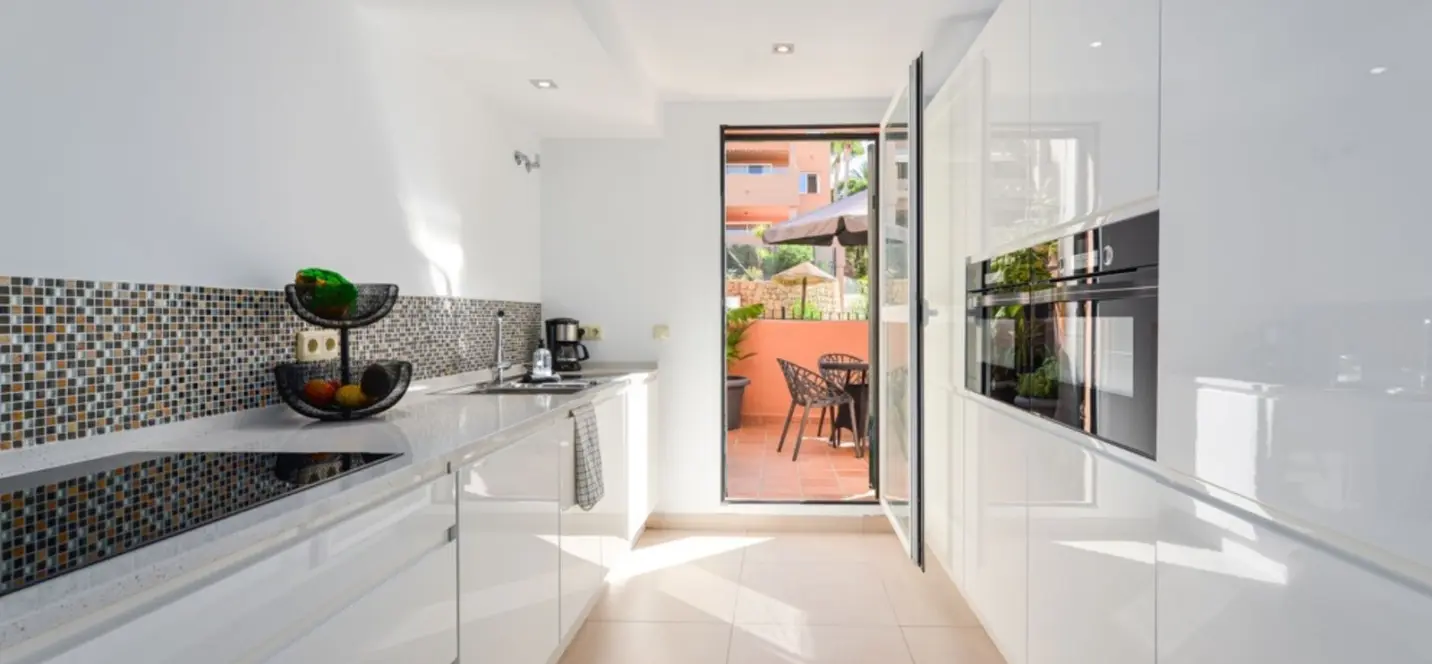 Sale of middle floor apartment in Elviria 2