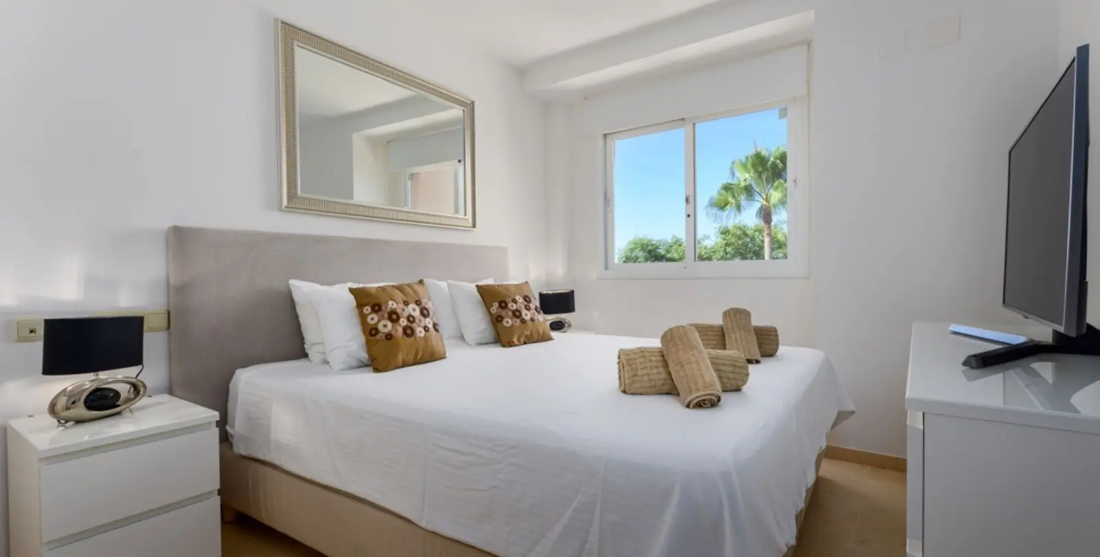 Sale of middle floor apartment in Elviria 4