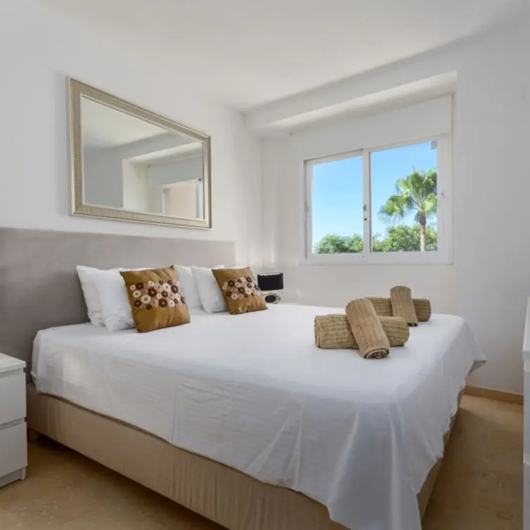 Sale of middle floor apartment in Elviria