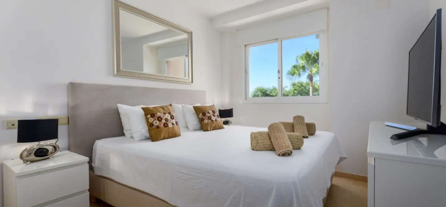 Sale of middle floor apartment in Elviria 3