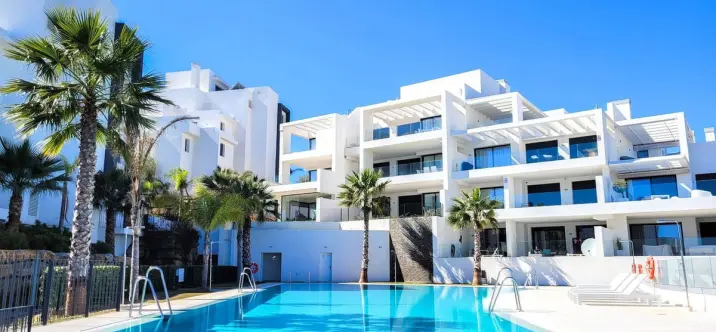 Venta de apartamento en planta media en Estepona 0