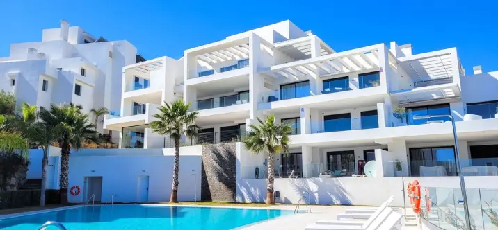 Venta de apartamento en planta media en Estepona 1