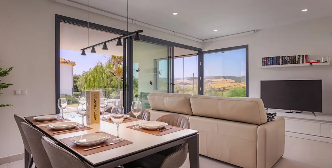 Venta de apartamento en planta media en Estepona 3