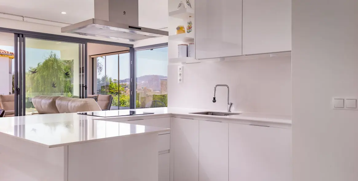 Venta de apartamento en planta media en Estepona 7