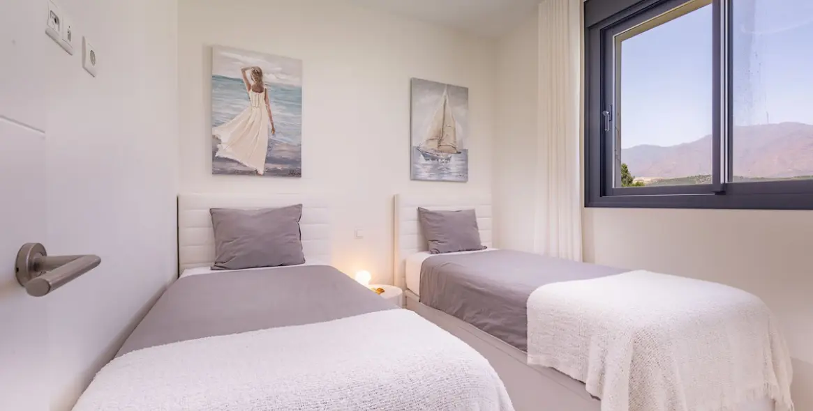 Venta de apartamento en planta media en Estepona 16