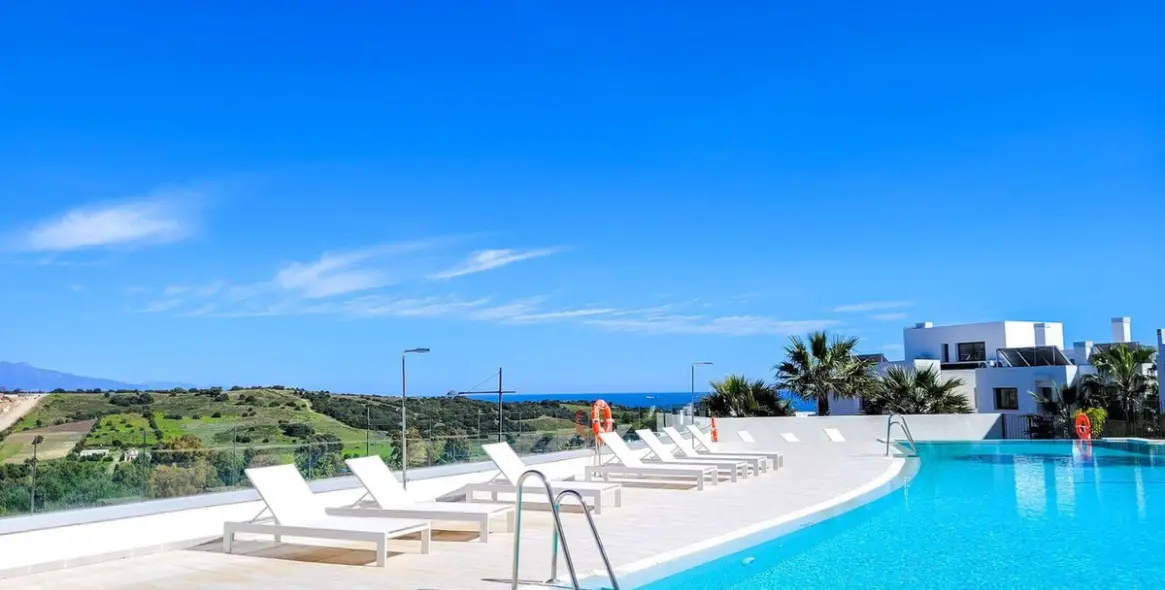 Venta de apartamento en planta media en Estepona 19