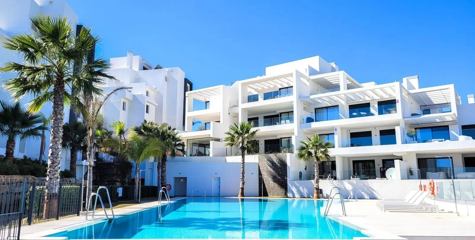 Продажа апартаментов на среднем этаже в Estepona 1