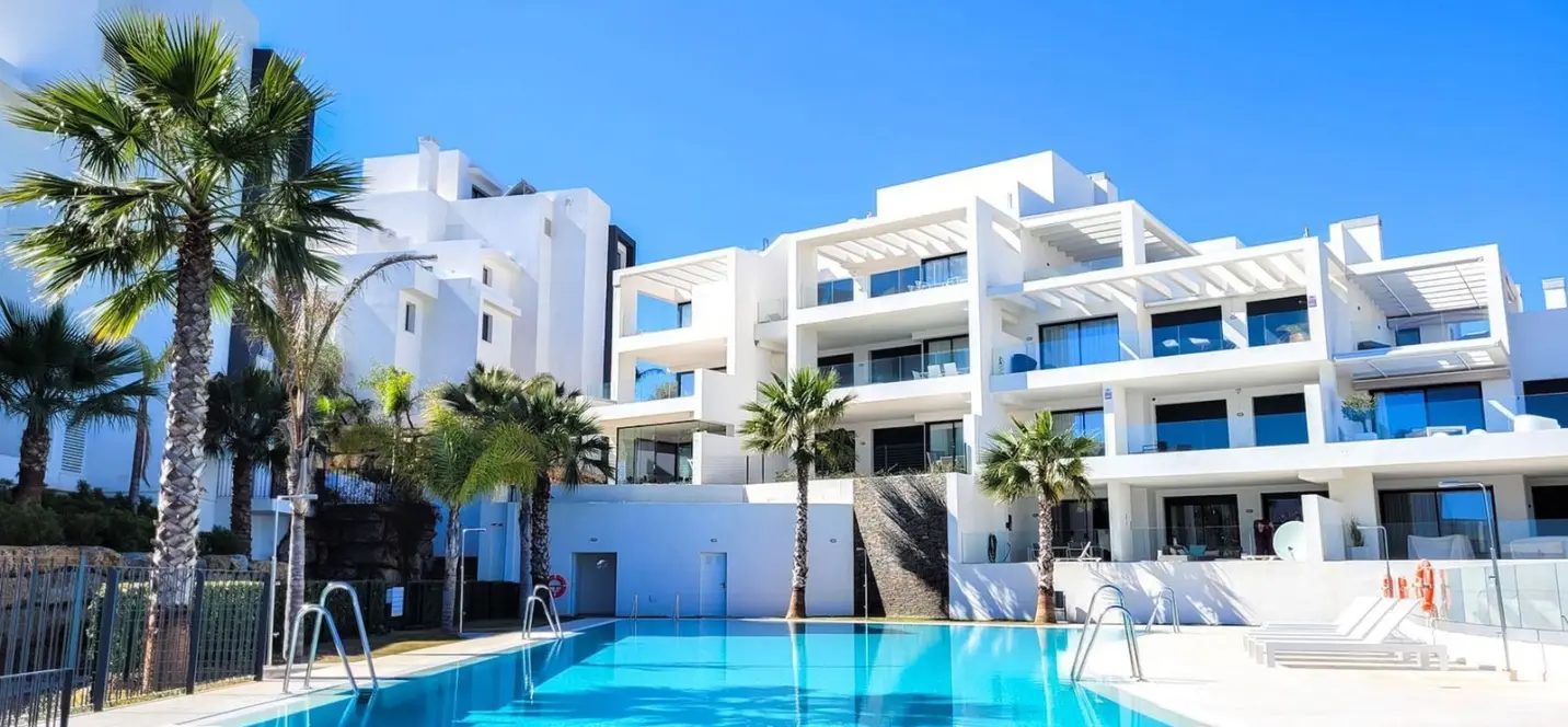 Venta de apartamento en planta media en Estepona 0