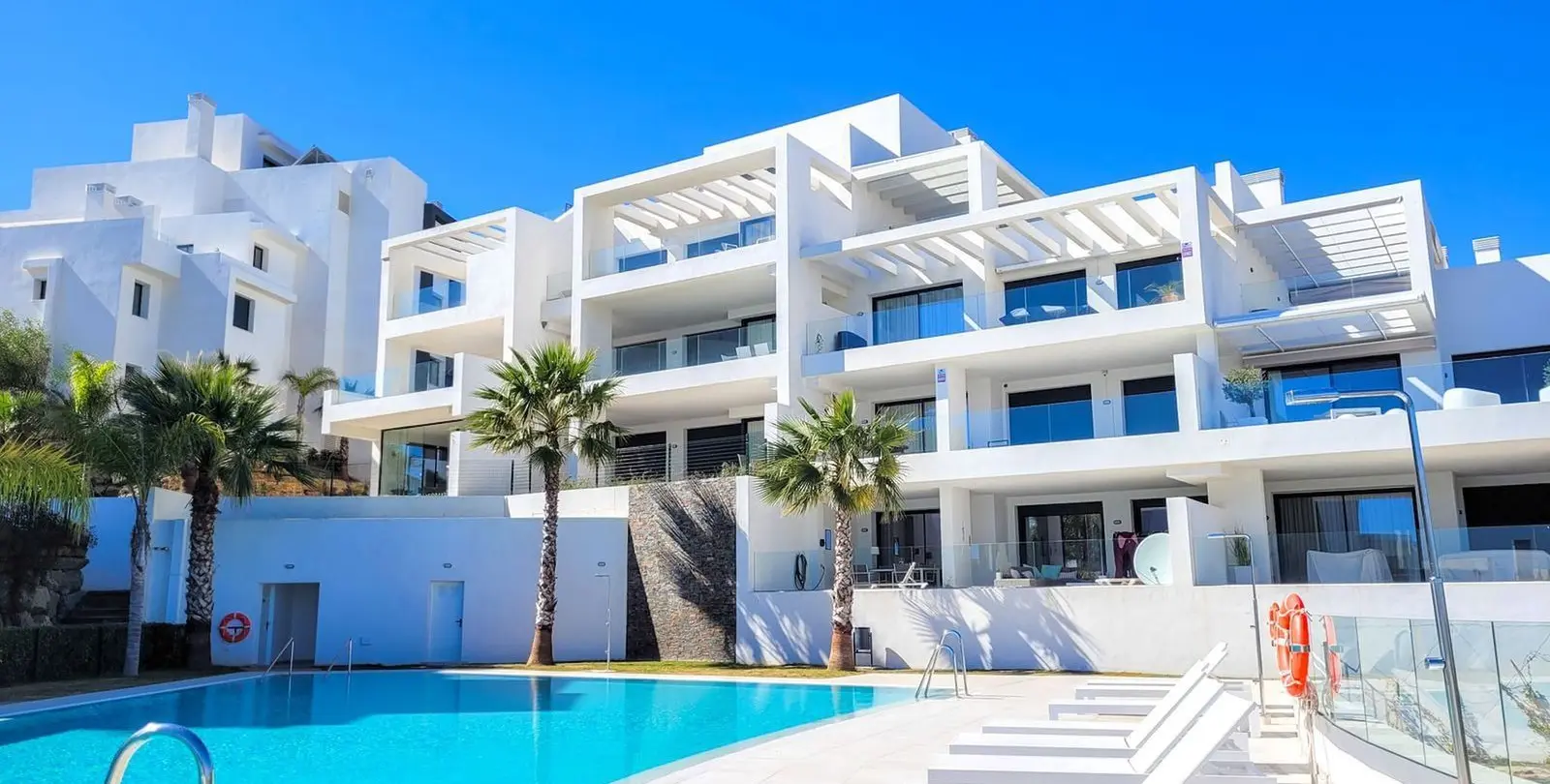 Продажа апартаментов на среднем этаже в Estepona 2