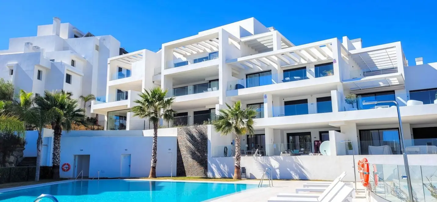 Venta de apartamento en planta media en Estepona 1