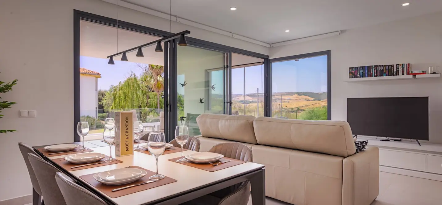 Venta de apartamento en planta media en Estepona 2