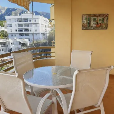Venta de apartamento en planta media en Marbella
