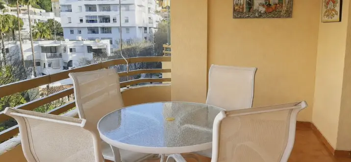 Venta de apartamento en planta media en Marbella 1